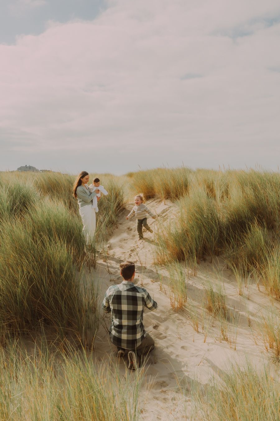 Gezin in de duinen tijdens golden hour