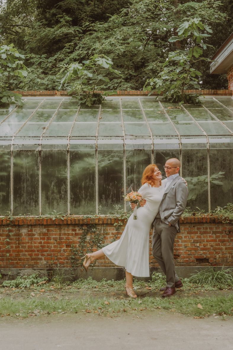 Koppel danst speels voor een vintage serre