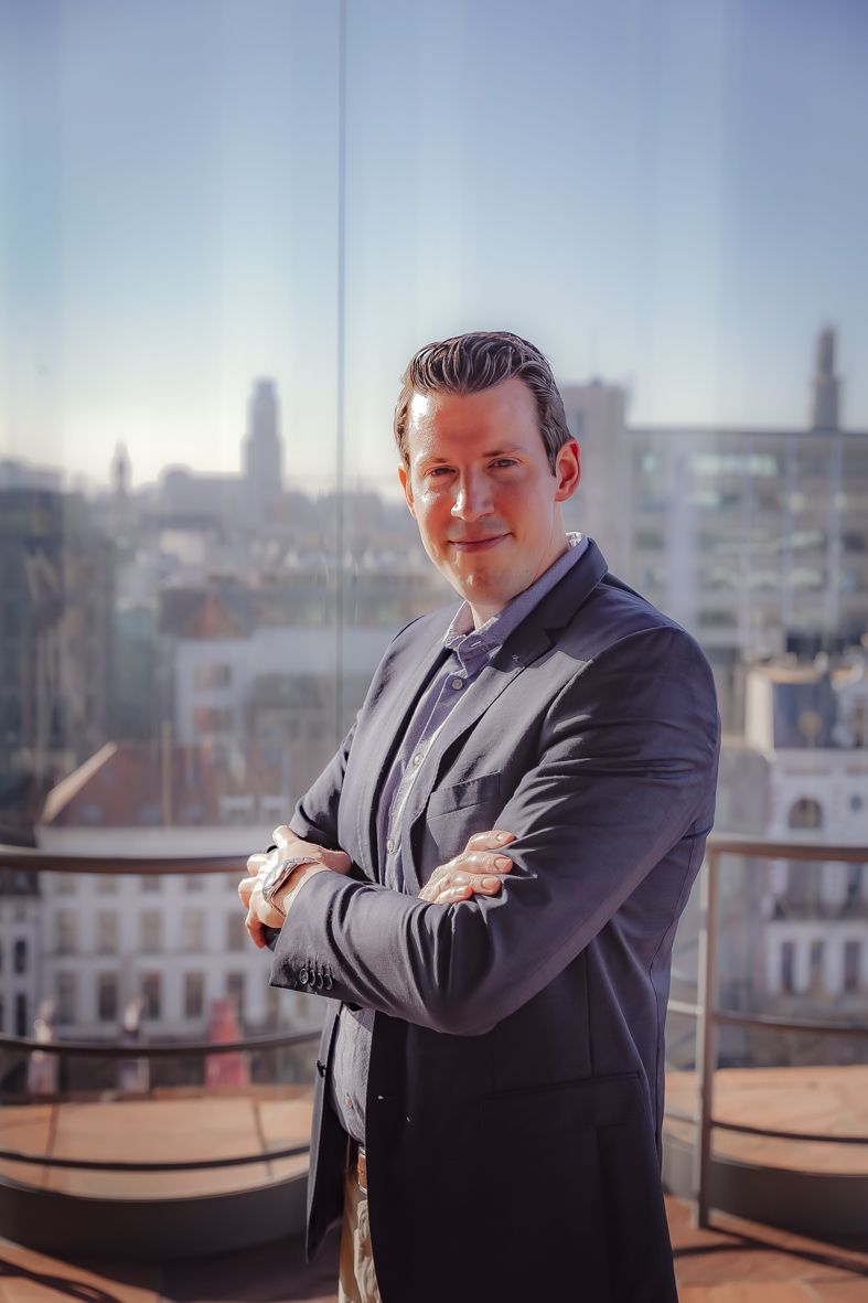 Zakelijk portret op een stadsrooftop